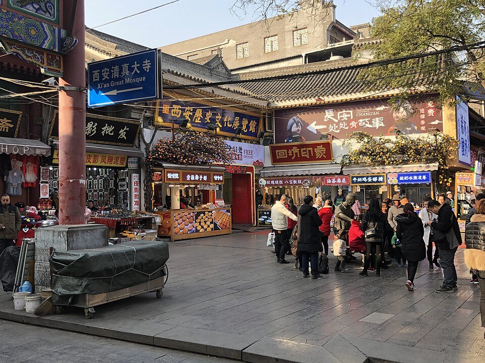 Food stalls and pedestrians in Xi’an’s Muslim Quarter