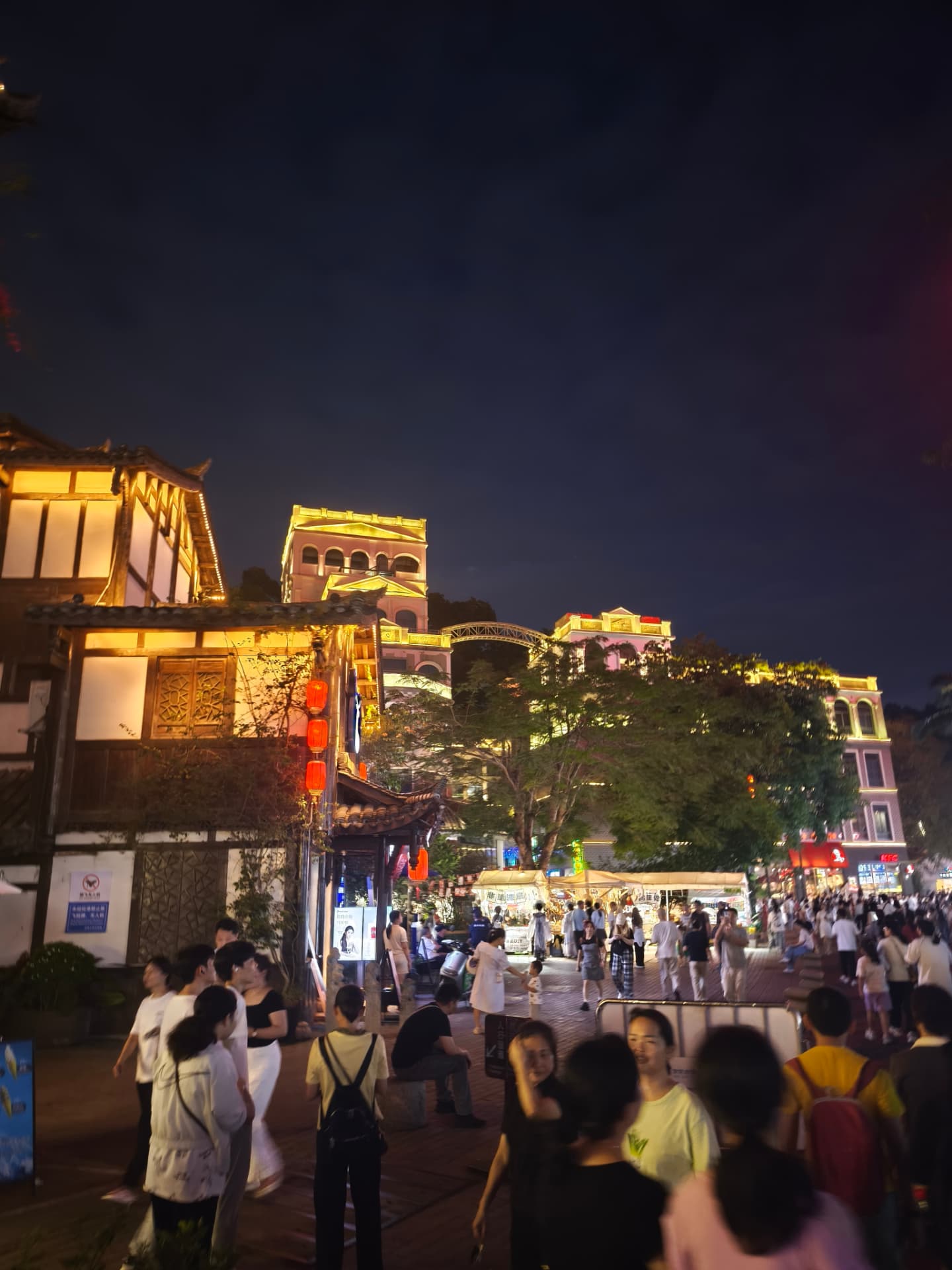China by night · 中国